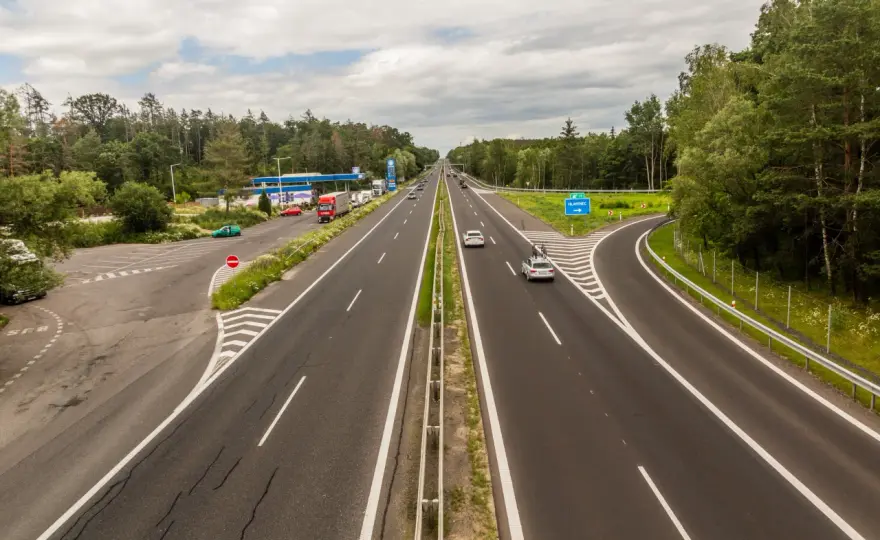 Ile na autostradzie w Czechach? Sprawdź limity prędkości i kary