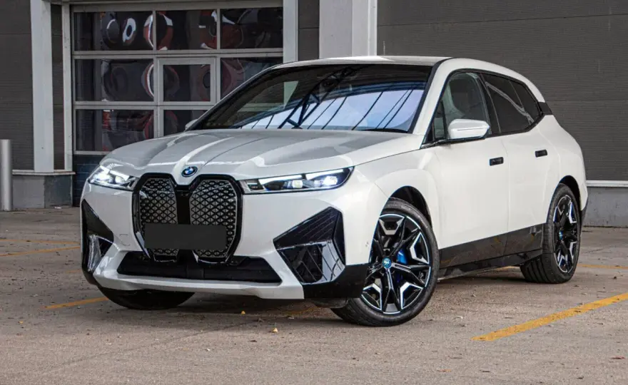 BMW iX cena: Cennik, leasing, używane. Czy warto kupić?