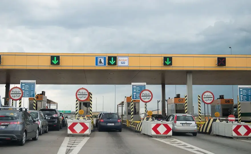 Bramki na autostradzie - Jak płacić i gdzie przejedziesz za darmo?