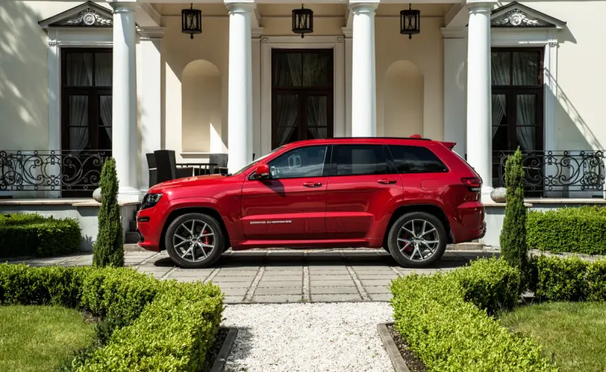 Jeep Grand Cherokee SRT: Legenda V8. Czy warto kupić?
