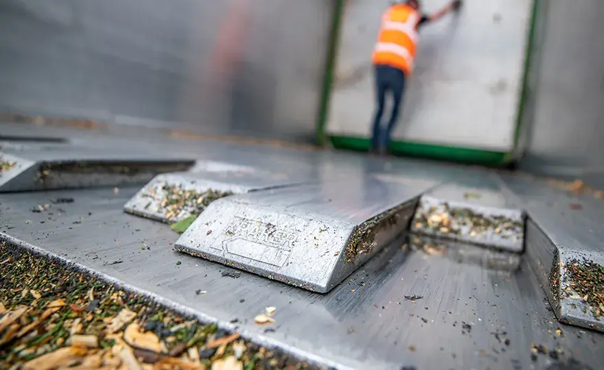 Jak działa ruchoma podłoga w naczepie? Odkryj jej tajemnice i zalety