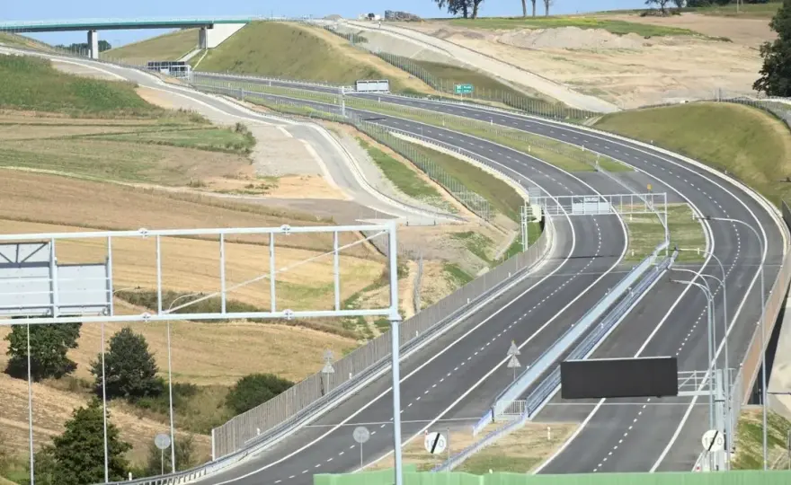 Jaka prędkość na autostradzie z przyczepą? Sprawdź, by uniknąć kar