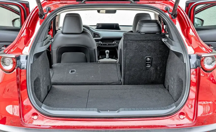 Mazda CX-30 wymiary: Garaż, bagażnik, rodzina czy pasuje?