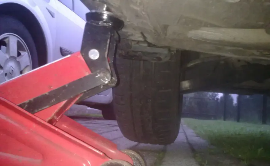 Gdzie podkładać lewarek - Jak bezpiecznie podnieść auto bez uszkodzeń?