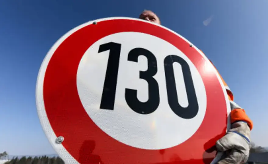 Prędkość na autostradzie w Niemczech - Kiedy 130 km/h to obowiązek?