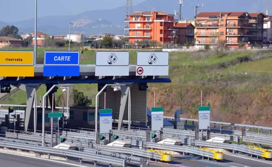Autostrady we Włoszech - Jak płacić i który pas wybrać przy bramkach?