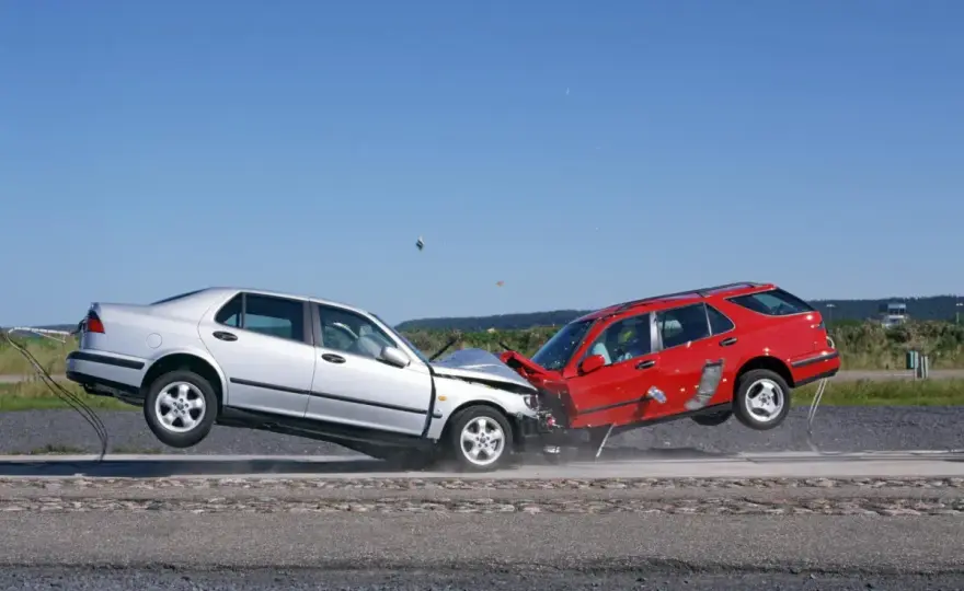 Zderzenie czołowe - Co naprawdę chroni i jak przygotować auto?
