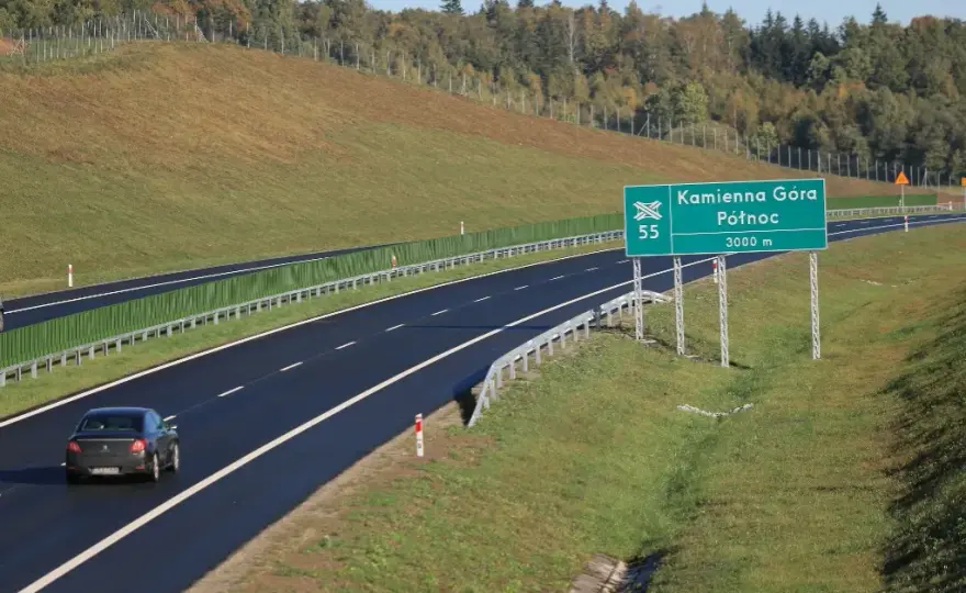 Ile może jechać autobus na autostradzie? Poznaj ważne przepisy