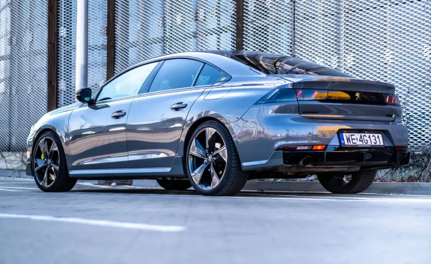 Peugeot 508 PSE: 360 KM hybryda. Czy warto kupić w Polsce?