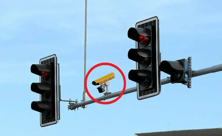 Kamery Red Light: Gdzie są, jak działają i ile kosztuje mandat?