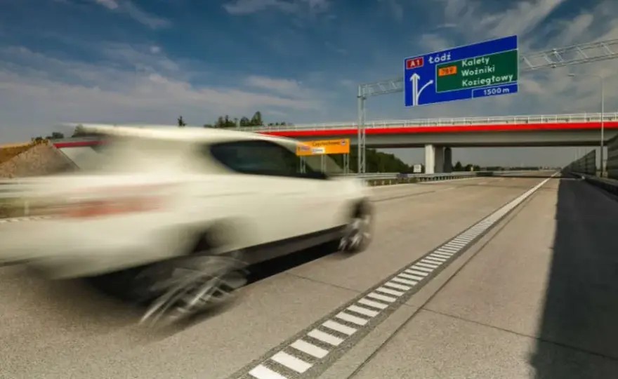 Z jaką prędkością można jechać na autostradzie? Sprawdź limity!