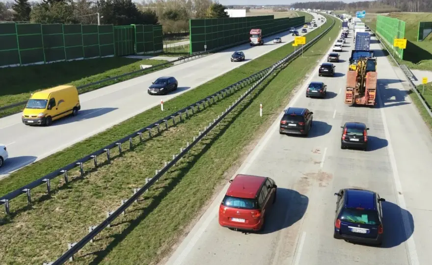 Bezpieczny odstęp między pojazdami - Ile metrów i co mówią przepisy?