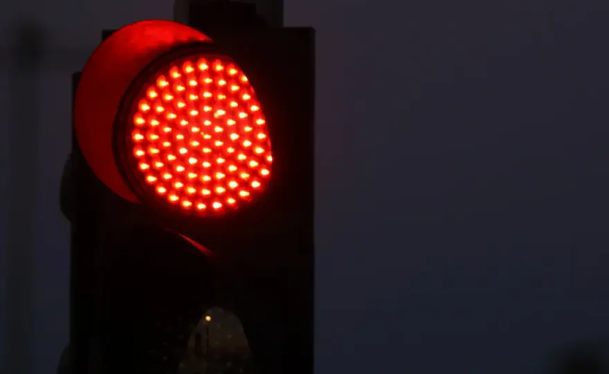Monitoring czerwonego światła w Warszawie - Jak uniknąć 15 punktów?