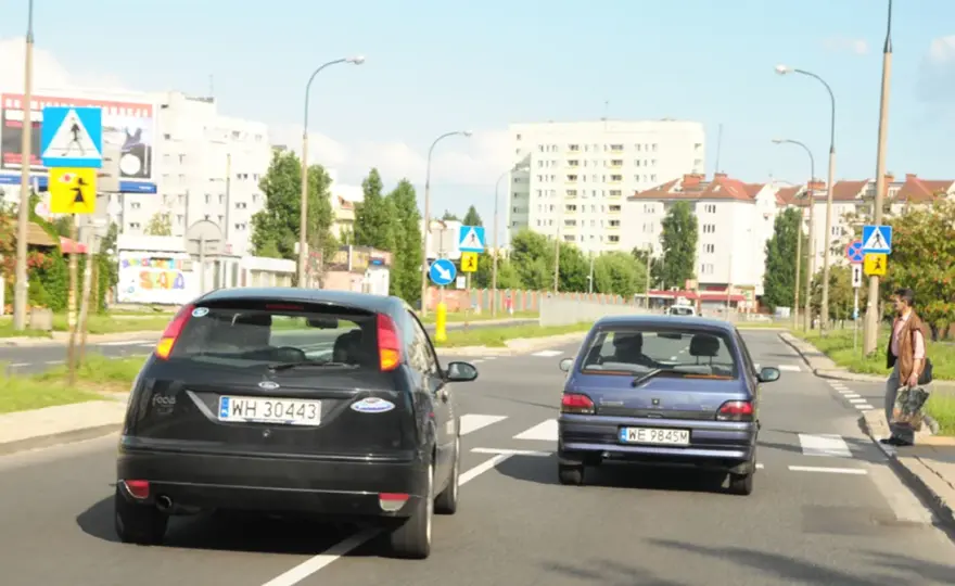 Mandat za wyprzedzanie na pasach - Ile wynosi i kiedy są wyjątki?