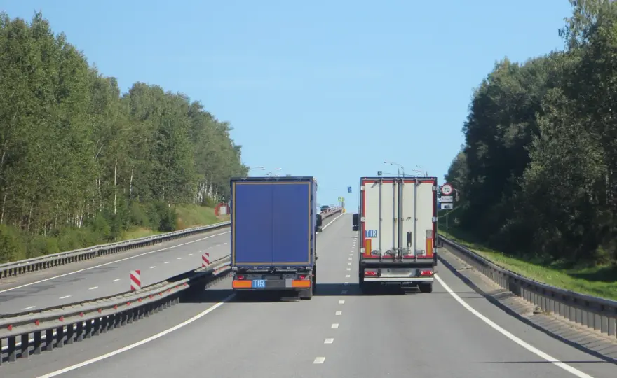 Wyprzedzanie ciężarówek na autostradzie: nowe przepisy i kary