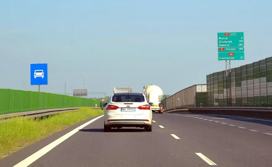 Ile mogę jechać na autostradzie? Ograniczenia prędkości w Polsce
