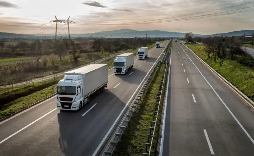Czy ciężarówki mogą wyprzedzać na autostradzie? Sprawdź przepisy i wyjątki