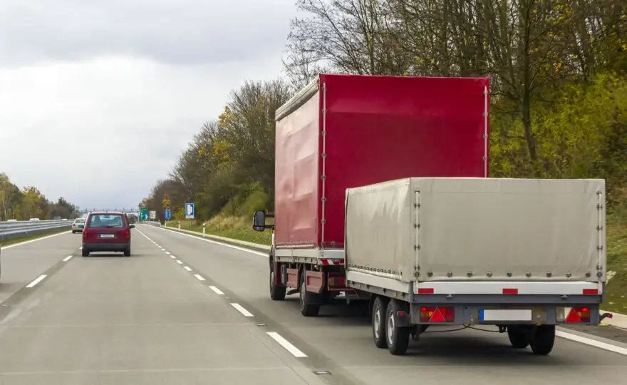 Jazda z przyczepą na autostradzie - Poznaj limity i uniknij błędów