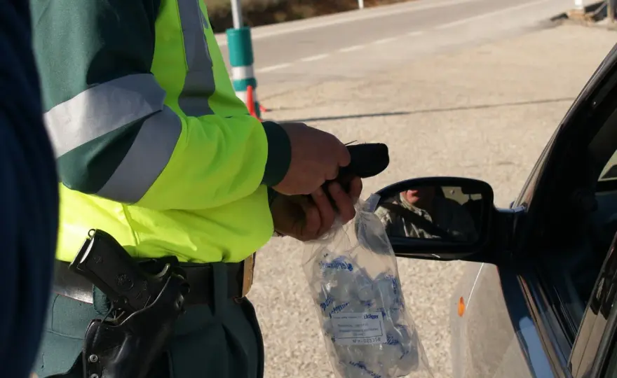 Kiedy policja może badać alkomatem? Poznaj swoje prawa i obowiązki