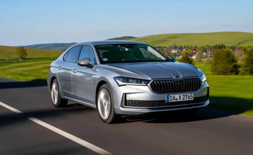 Nowa Skoda Superb: Ceny, PHEV 130 km, Smart Dials. Lepsza niż Passat?