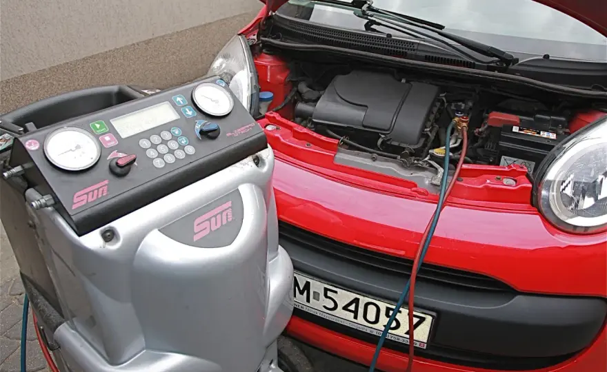Nabicie klimatyzacji: Ile kosztuje? R134a vs R1234yf i ukryte koszty