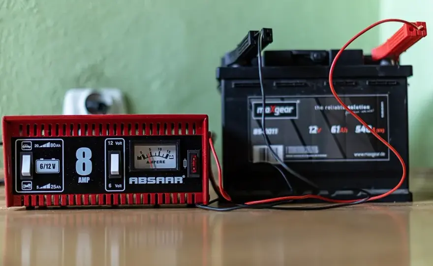 Mrakumulator jaki prostownik wybrać, aby uniknąć kosztownych błędów