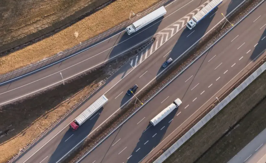 Autostrada czy droga krajowa: która opcja oszczędzi czas i pieniądze?