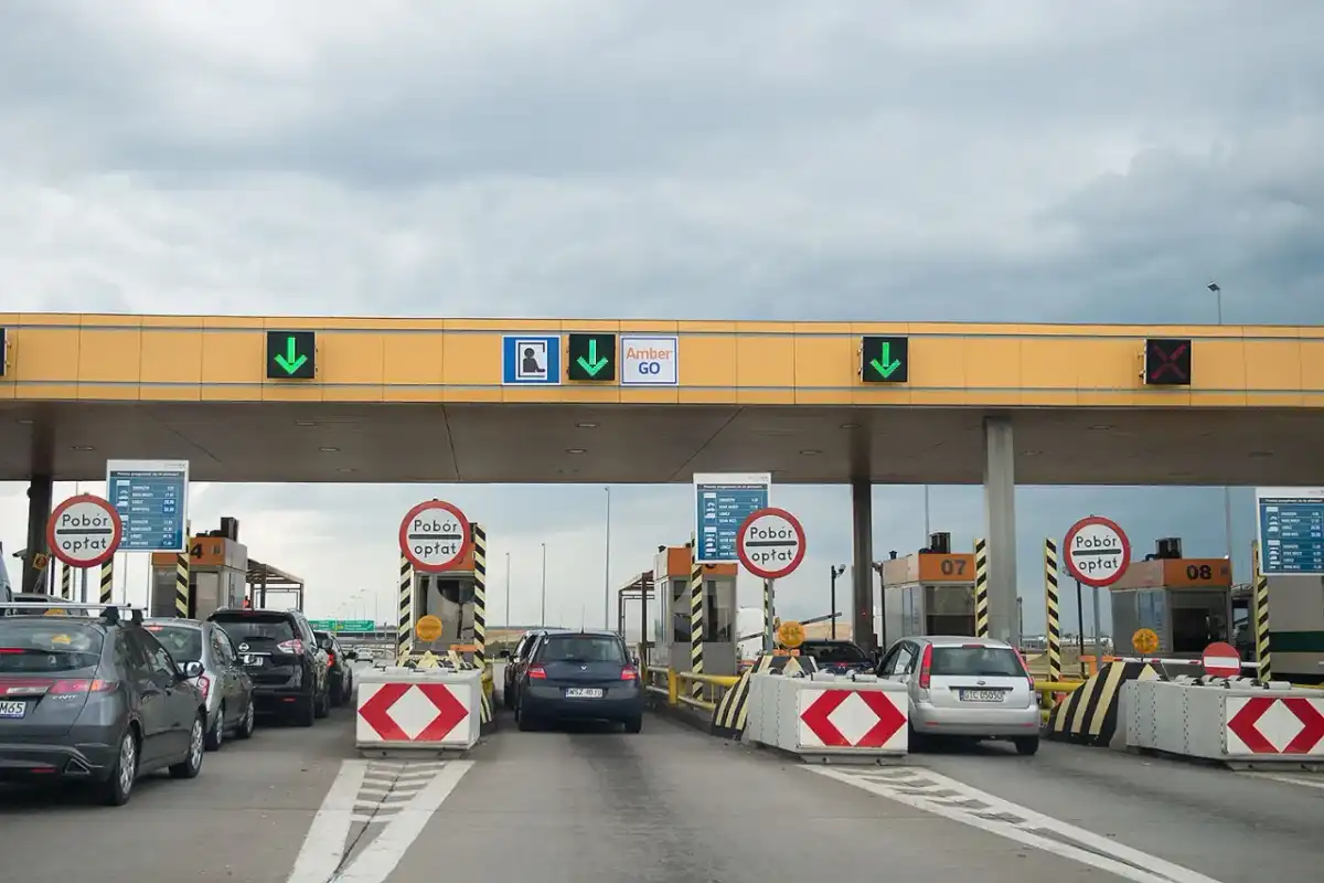 Bramki na autostradzie - Jak płacić i gdzie przejedziesz za darmo?