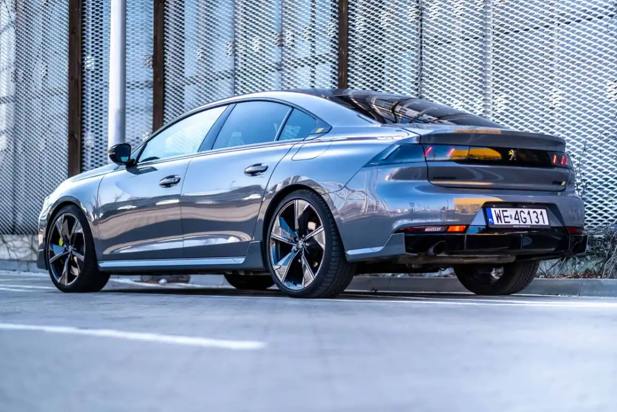 Peugeot 508 PSE: 360 KM hybryda. Czy warto kupić w Polsce?