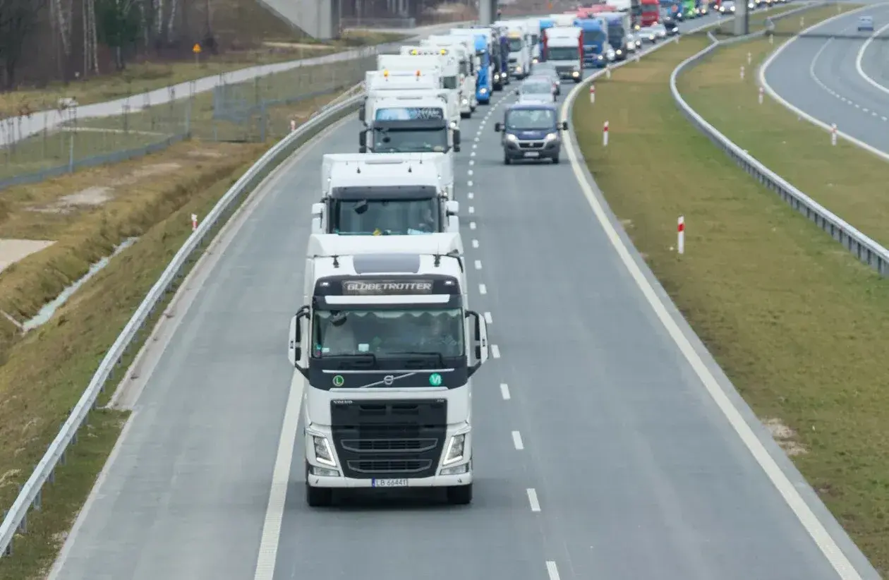 Korek na autostradzie, rząd białych tirów. Zastanawiasz się, ile długości ma tir? To potężne maszyny!