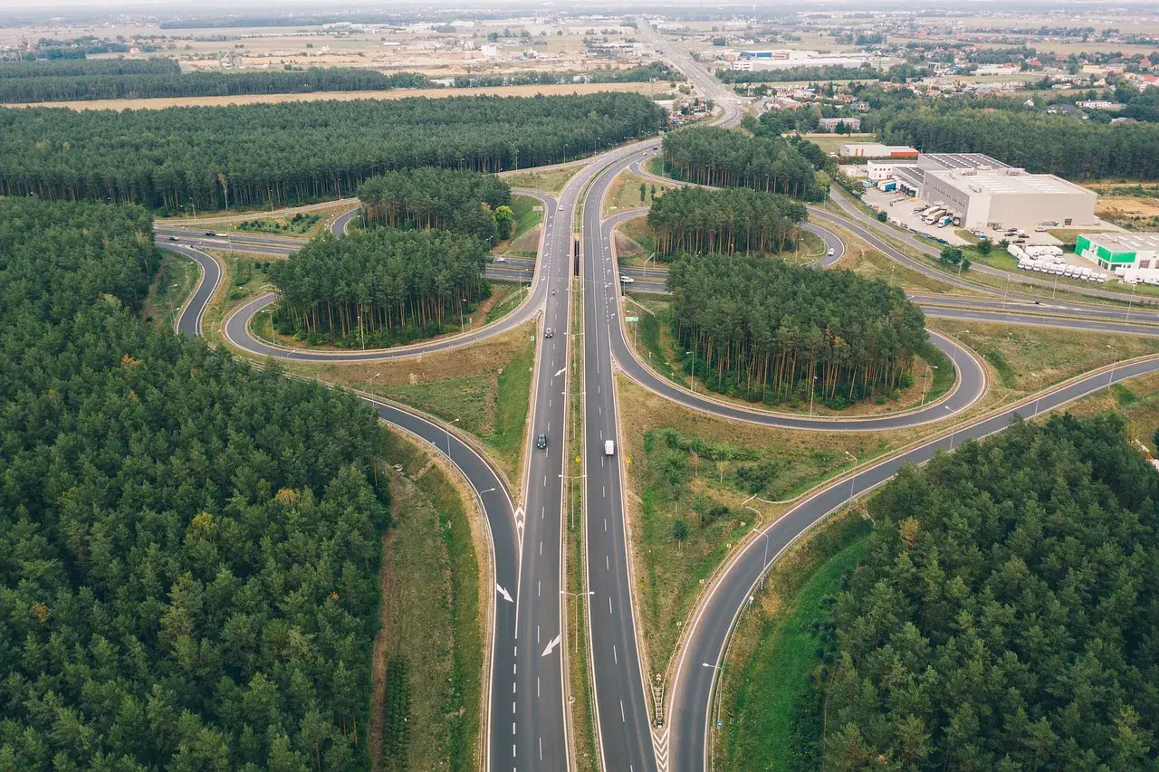 Rozjazd dróg otoczony lasem. Zastanawiasz się, ile kosztuje autostrada ze Szczecina do Poznania?