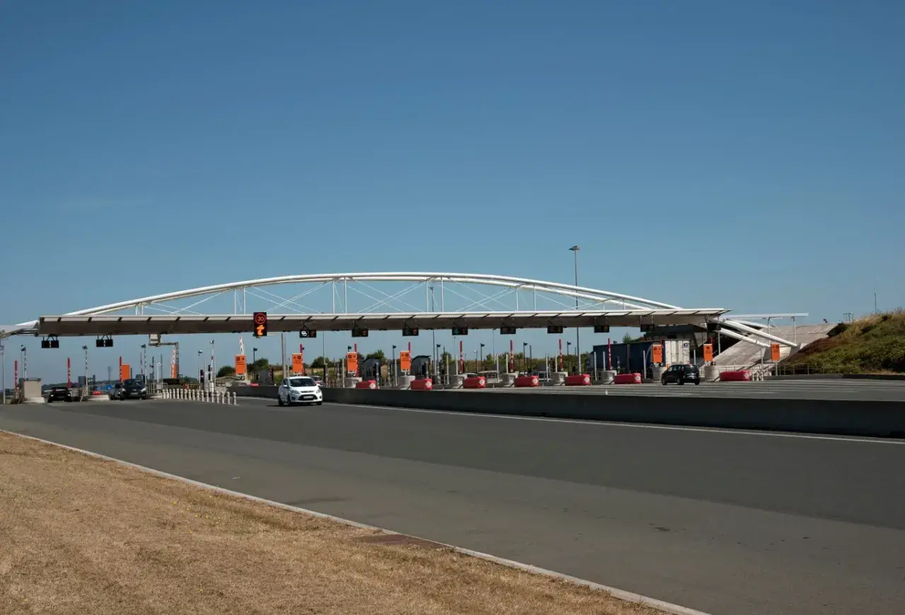 Płatne autostrady we Francji: szlabany na bramkach poboru opłat, przez które przejeżdżają samochody.