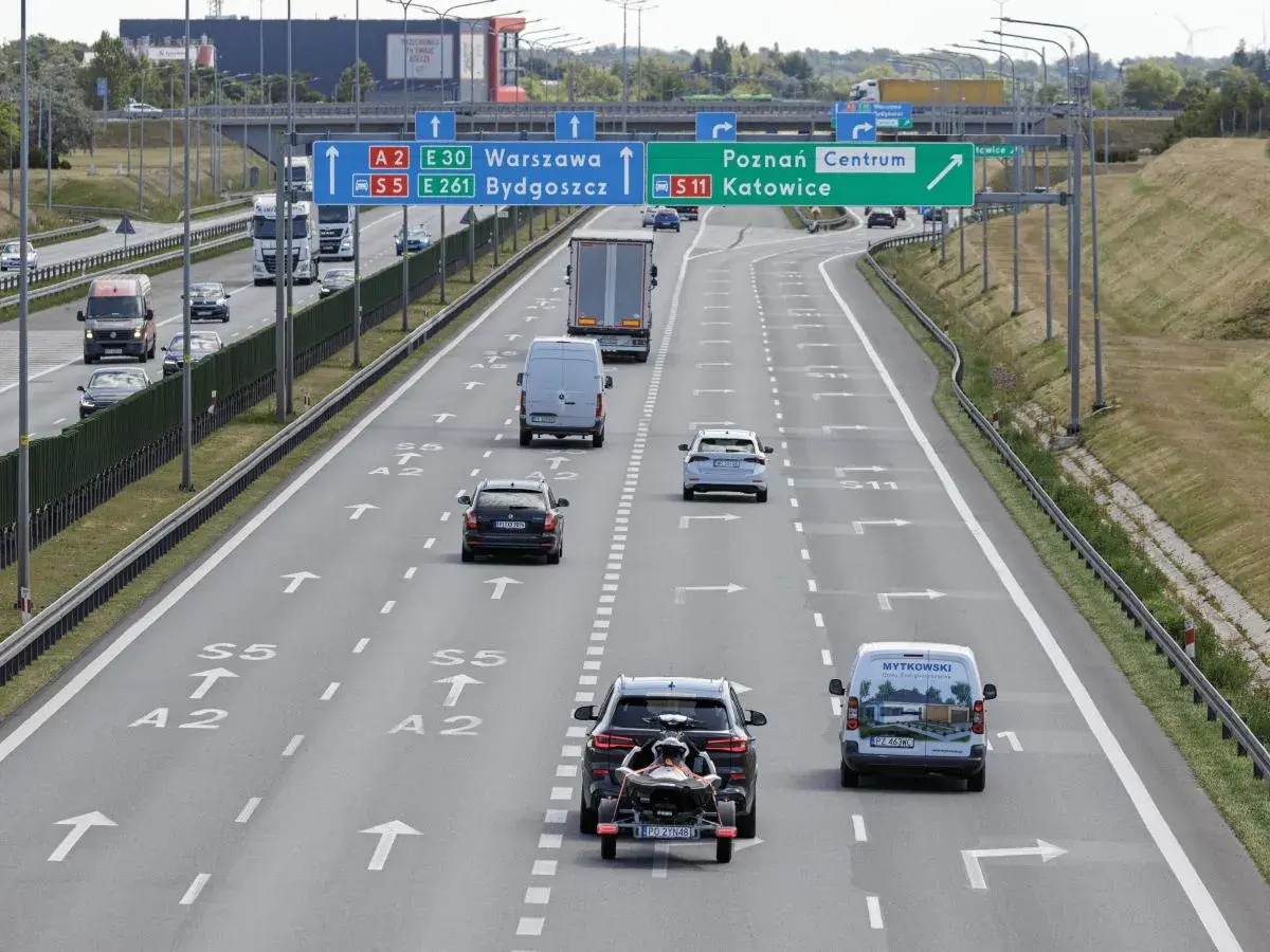 Autostrada w Polsce. Znak informuje, ile można jechać na autostradzie w Polsce, kierując do Poznania, Katowic, Warszawy i Bydgoszczy.