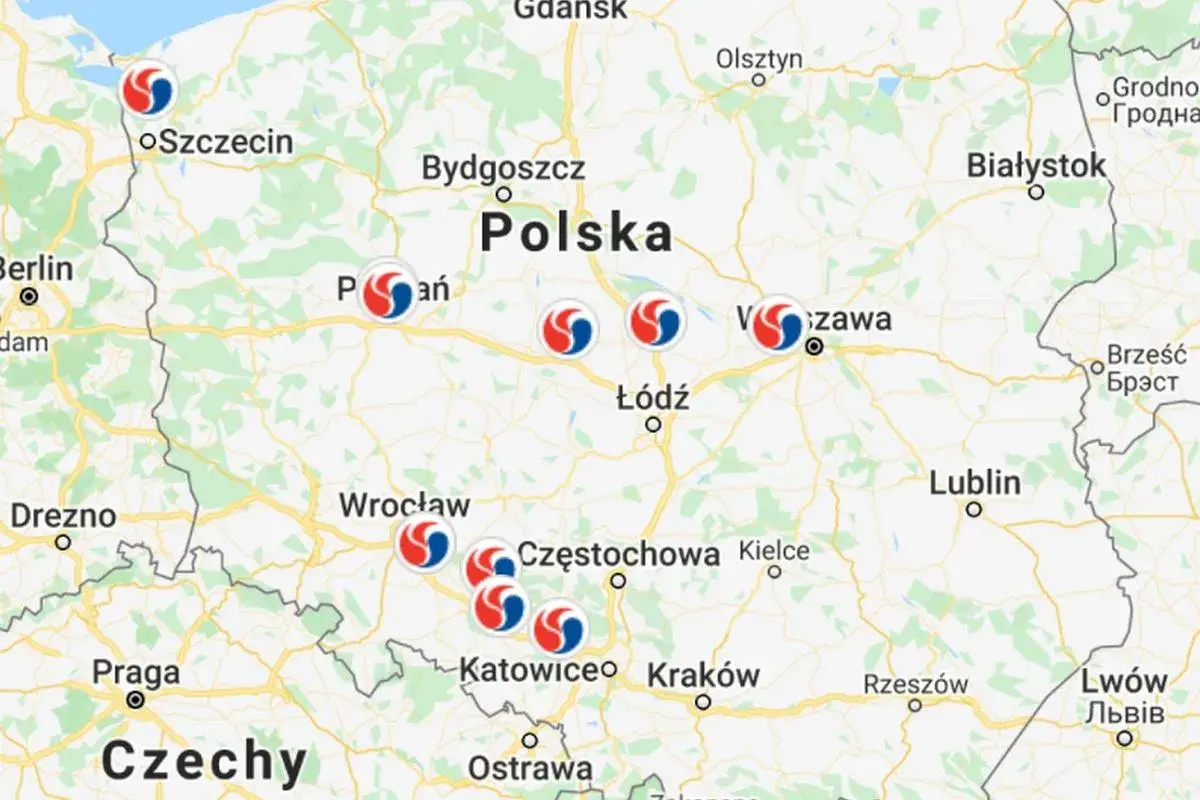 Mapa Polski z zaznaczonymi płatnymi odcinkami autostrad i symbolami opłat.