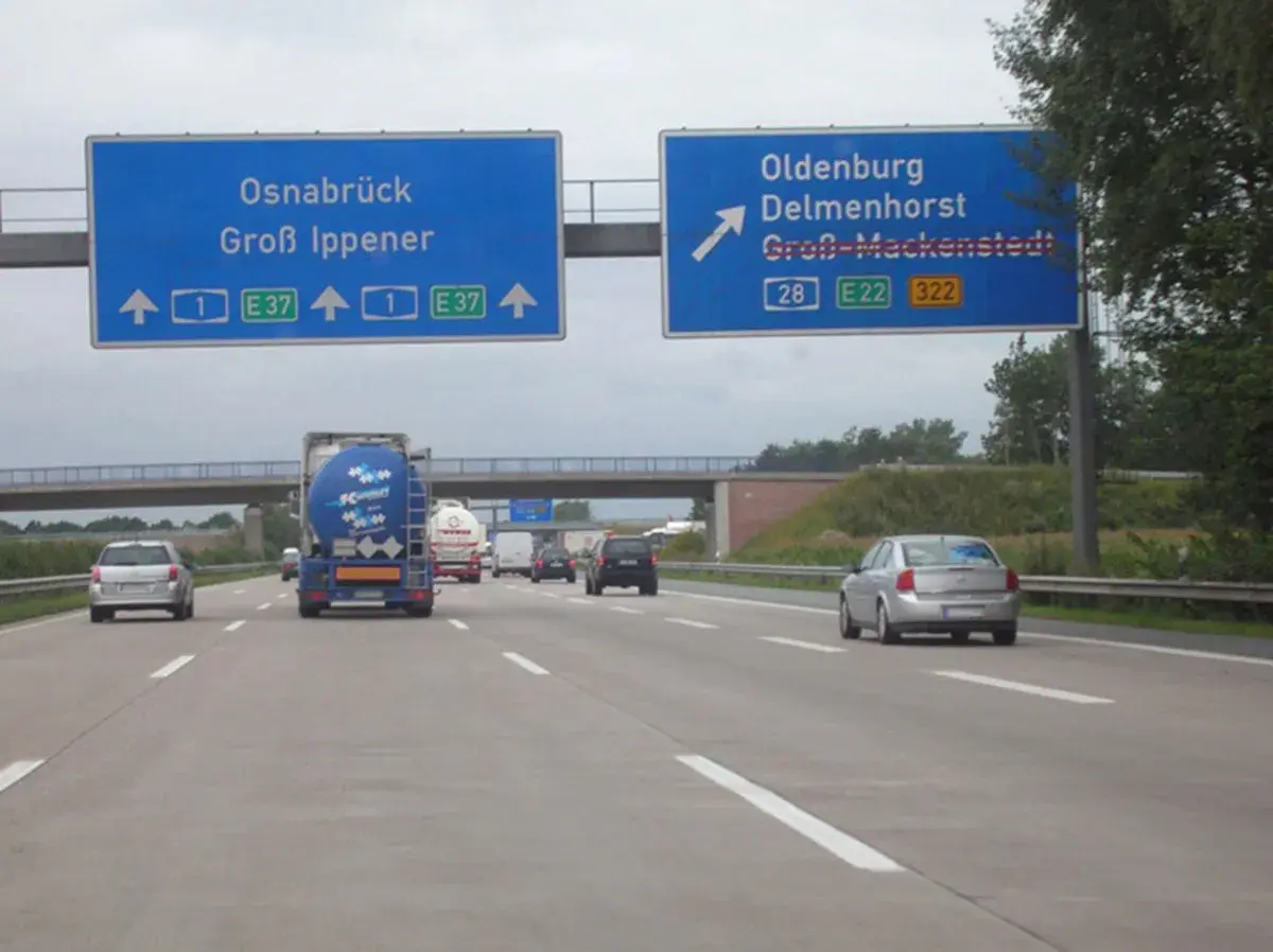 Jadąc autostradą w Niemczech, widzimy znaki kierujące do Osnabrück i Oldenburg. Pytanie, czy drogi w Niemczech są płatne, pozostaje otwarte, ale znaki wskazują na dalszą podróż.