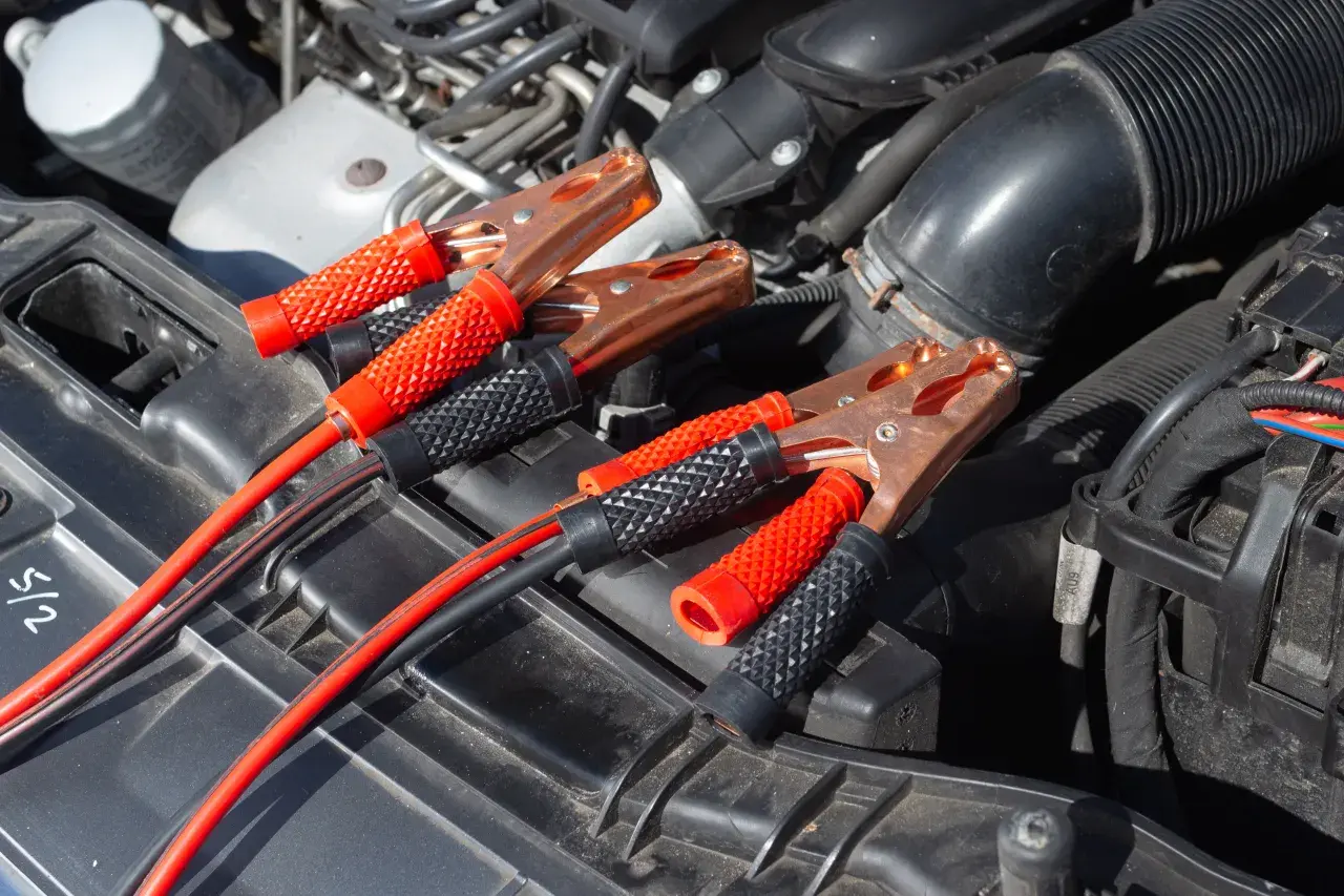 Jak bezpiecznie podłączyć prostownik do Mondeo MK4 - krok po kroku