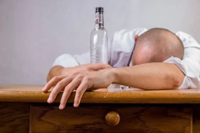Jak sprawdzić poziom alkoholu bez alkomatu i uniknąć problemów