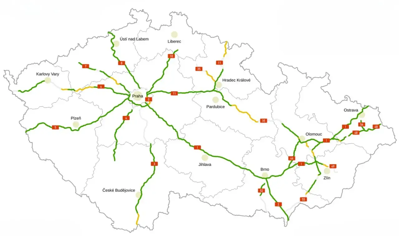 Mapa Czech z zaznaczonymi drogami. Zielone linie to drogi płatne, żółte to drogi ekspresowe. Kluczowe miasta: Praga, Brno, Ostrava.