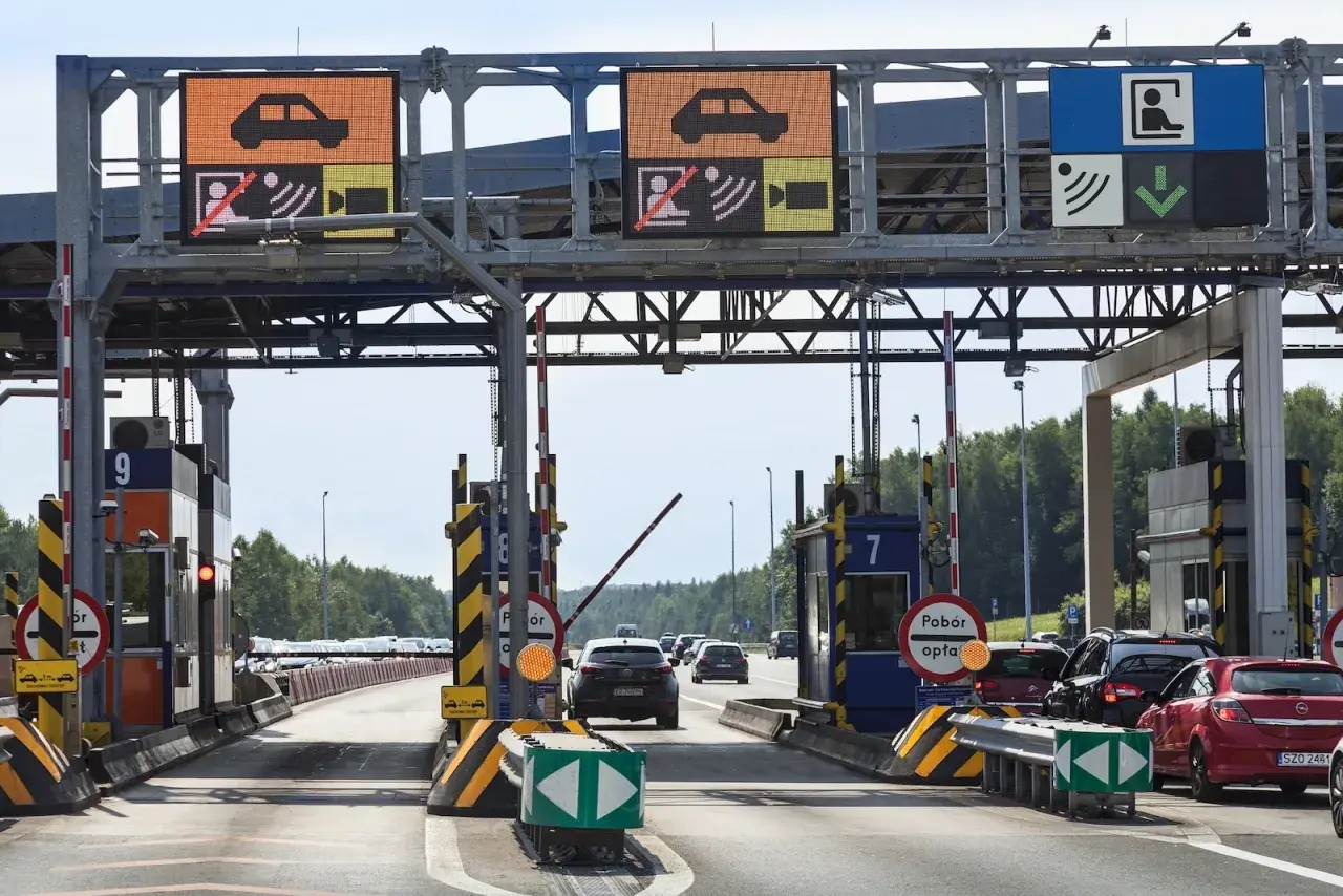 Kolejki do bramek na autostradzie. Zastanawiasz się, ile kosztują bramki Katowice Kraków? Sprawdź ceny przed podróżą!