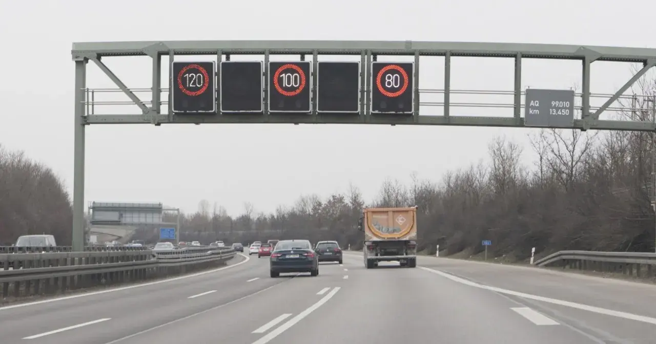 Na niemieckich autostradach są ograniczenia prędkości. Znaki pokazują 120, 100 i 80 km/h.