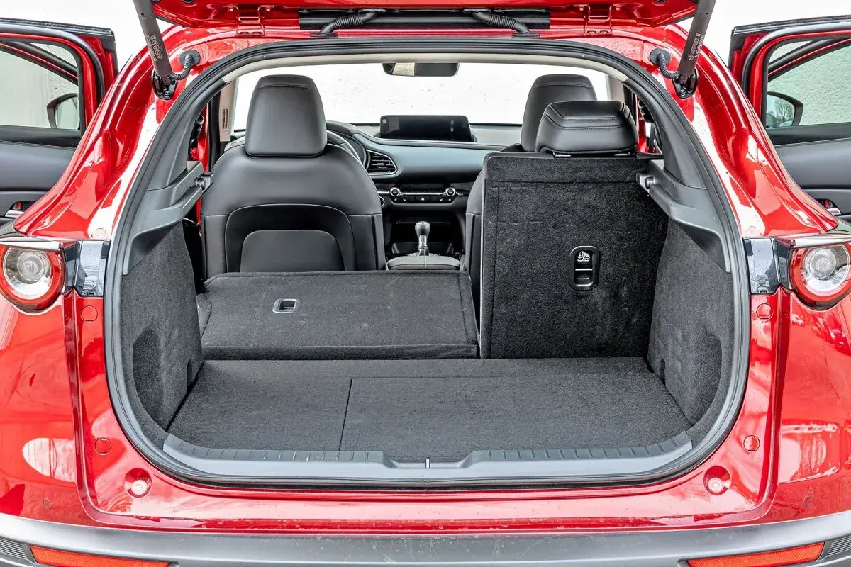 Mazda CX-30 wymiary: Garaż, bagażnik, rodzina czy pasuje?