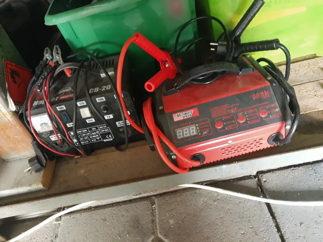 Dwa prostowniki do akumulatorów samochodowych: czarny CB-20 i czerwony ULG 15 B4.