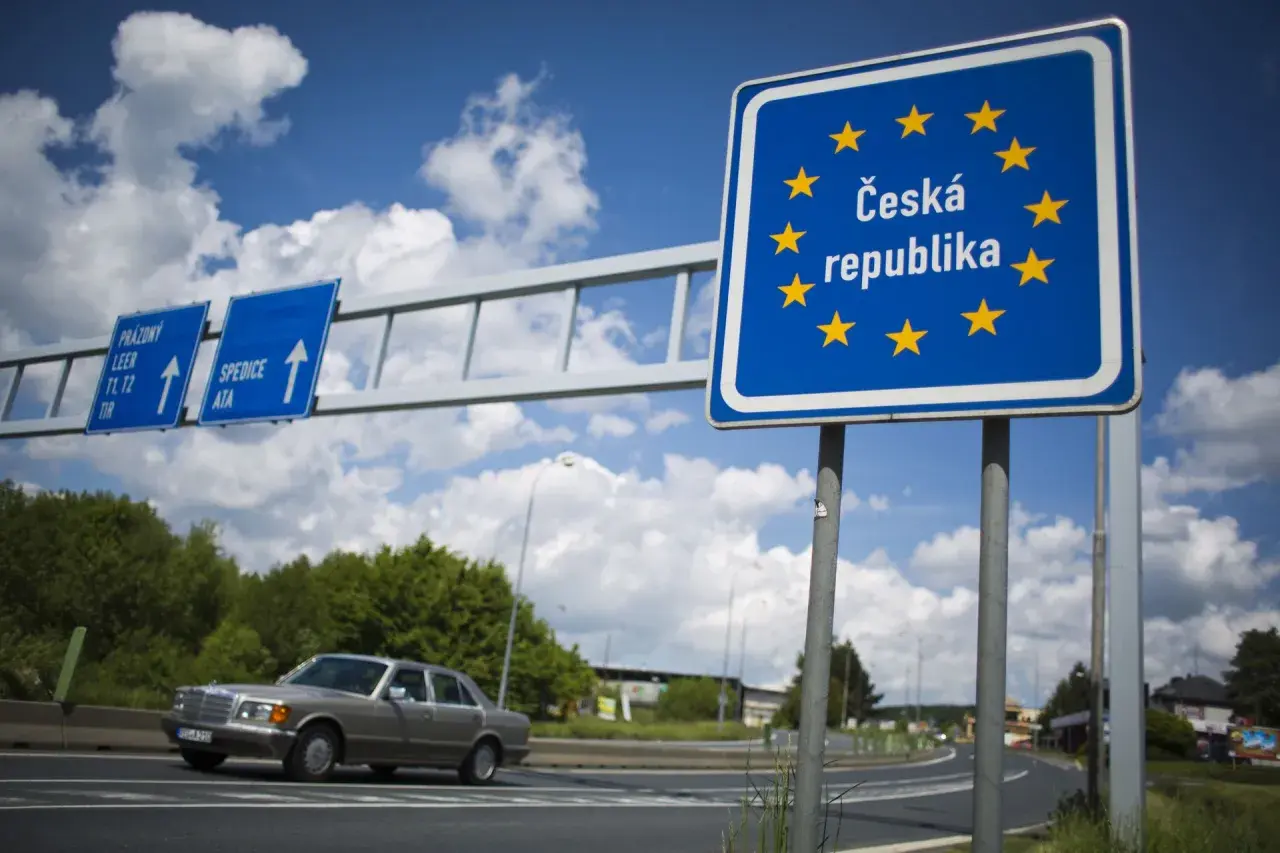 Znak graniczny Czech. Zastanawiasz się, ile kosztuje autostrada w Czechach? Zobacz, jak wygląda wjazd do kraju.