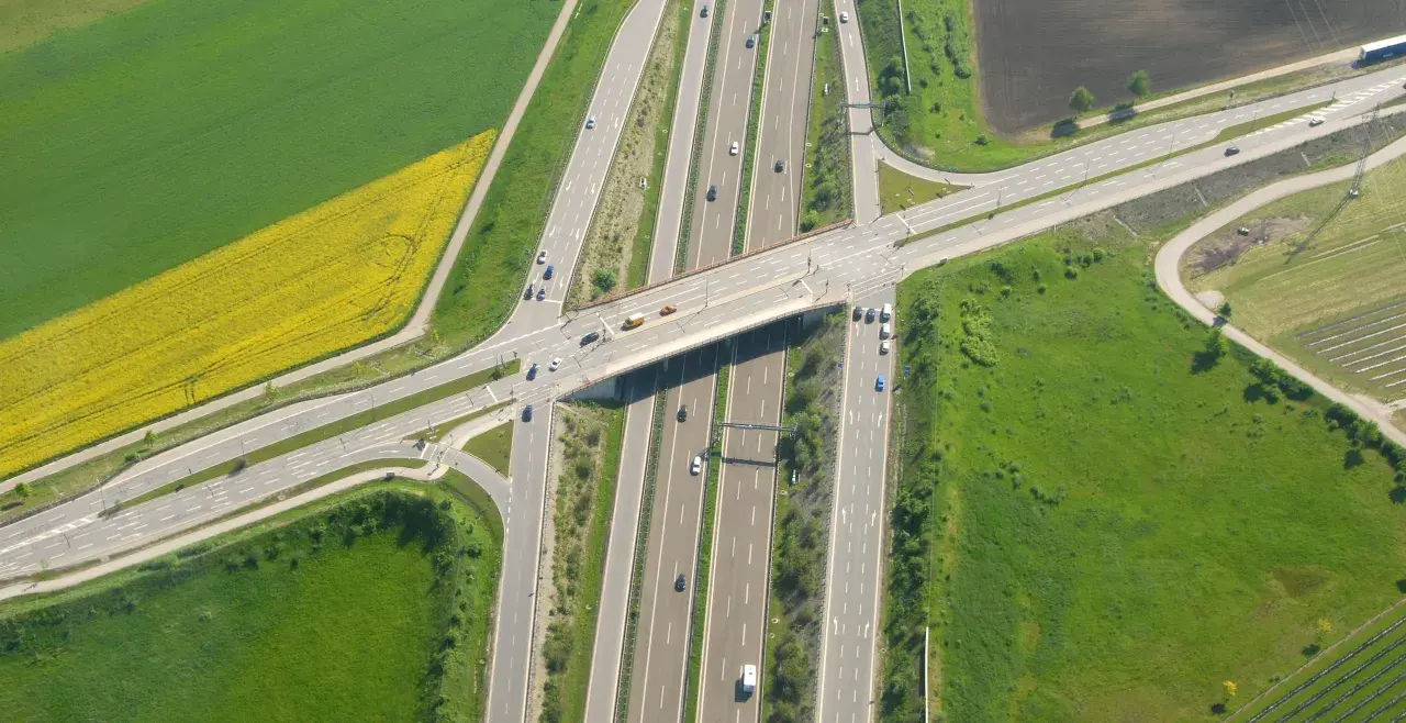 Autostrady w Niemczech płatne czy nie? Odkryj ukryte opłaty i wyjątki