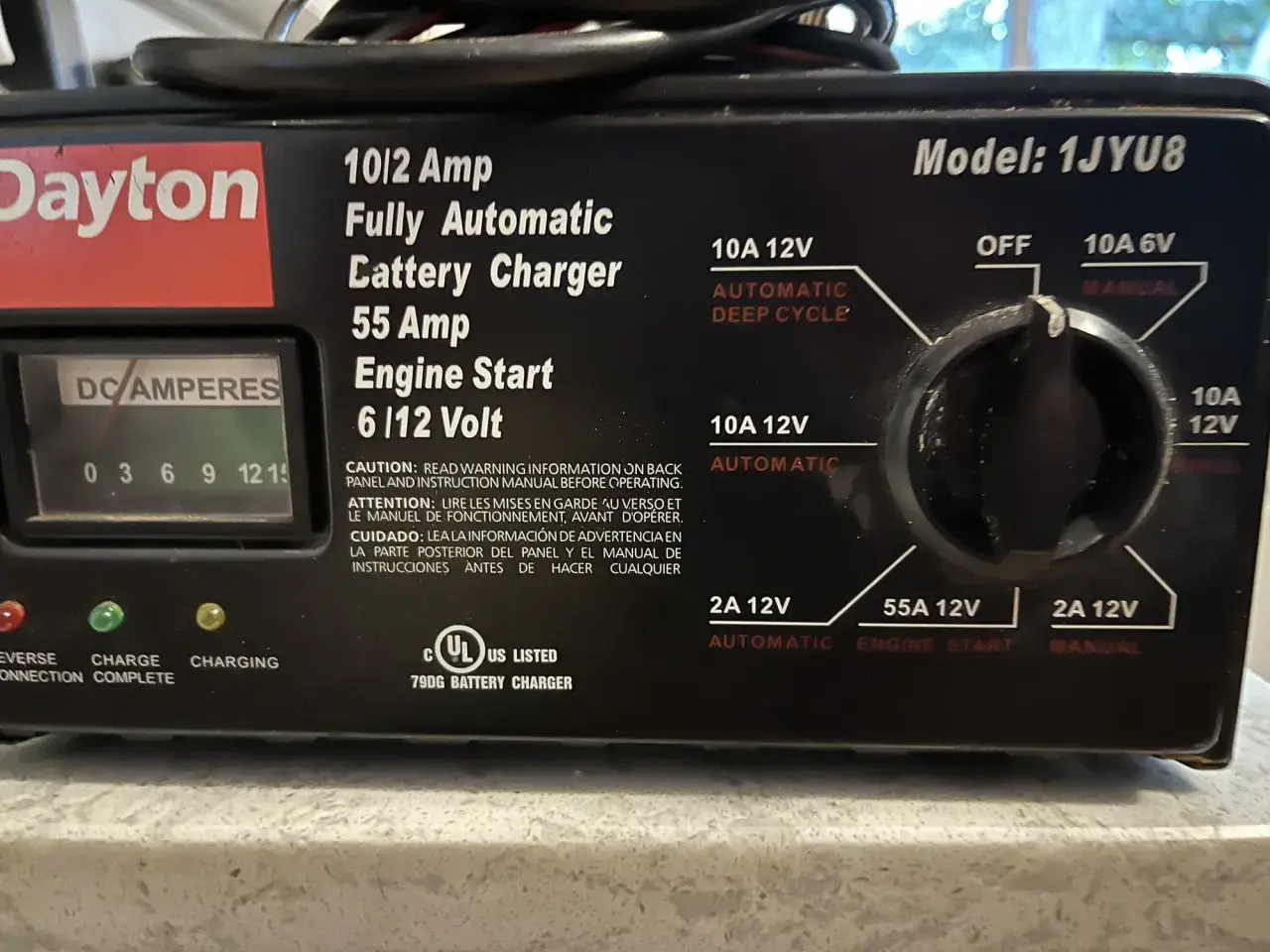 Prostownik Dayton 10/2 Amp, 55 Amp Engine Start, 6/12 Volt. Sprawdź, ile amper prostownik do samochodu potrzebujesz.