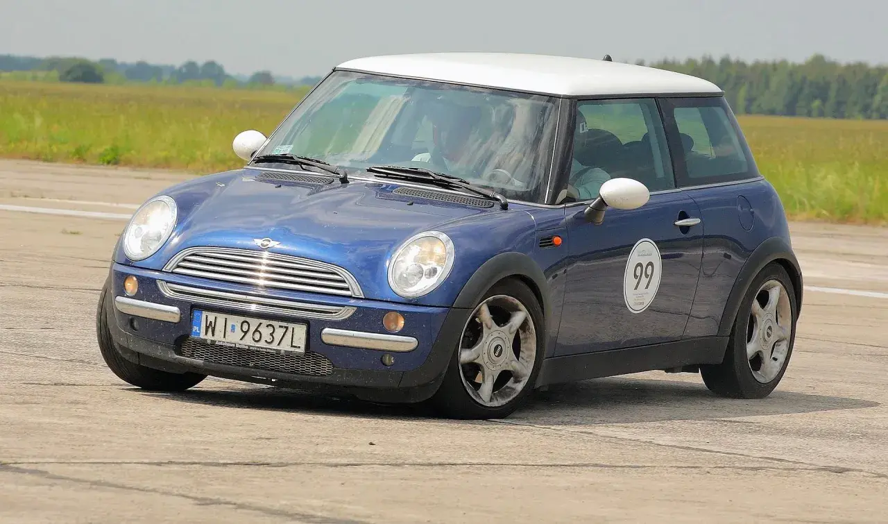 Mini Cooper R50: Ikona czy skarbonka? Przewodnik przed zakupem