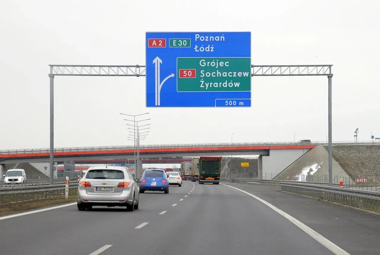 Ile minimalnie można jechać na autostradzie? Kluczowe informacje i przepisy