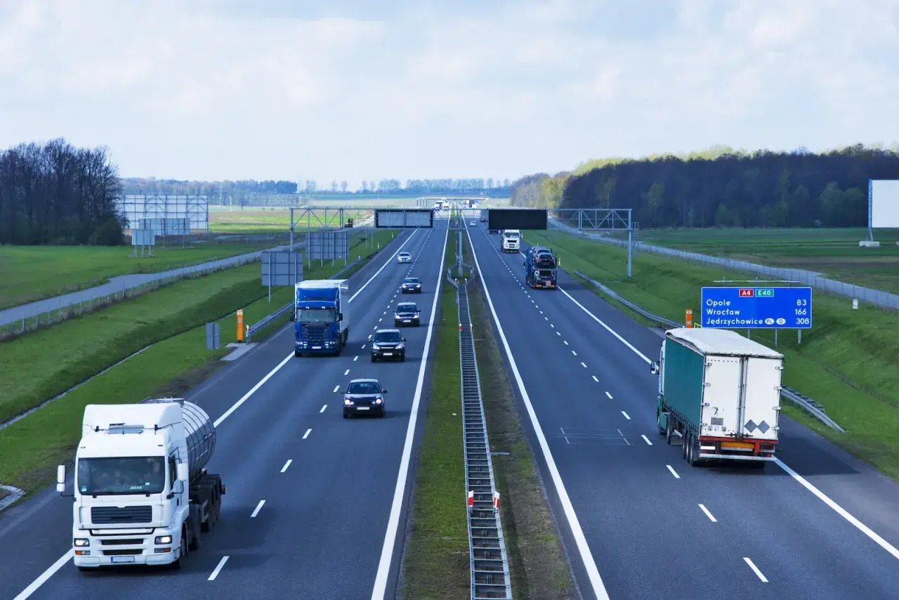 Na autostradzie A4, gdzie można jechać z różną prędkością, poruszają się ciężarówki i samochody osobowe.