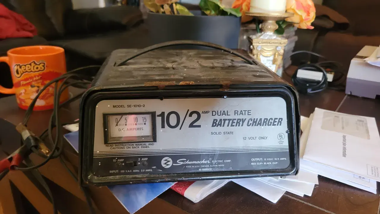 Ładowarka Schumacher 10/2 AMP. Na przełączniku widać opcje 10 AMP i 2 AMP. Zastanawiasz się, ile amper ustawić na prostowniku?