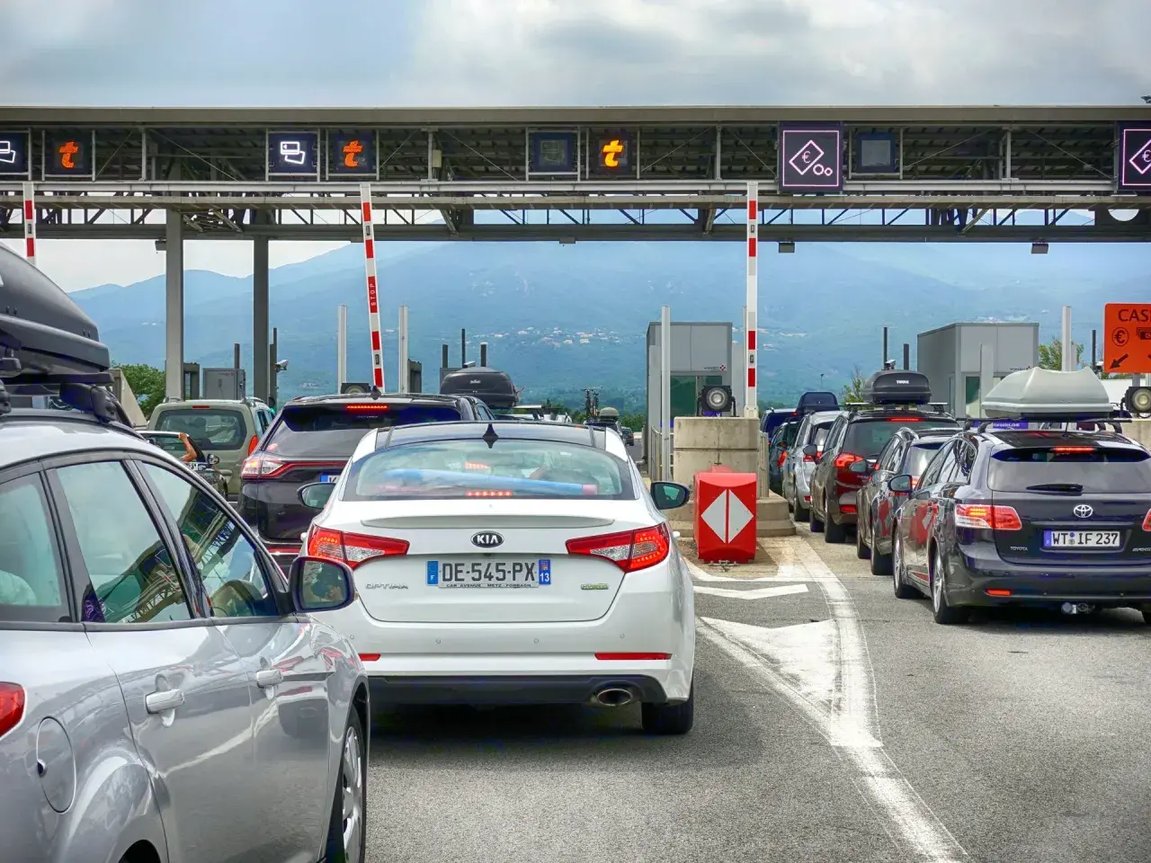 Korki na autostradzie we Francji. Kierowcy zastanawiają się, ile kosztuje autostrada we Francji, stojąc w kolejce do punktu poboru opłat.